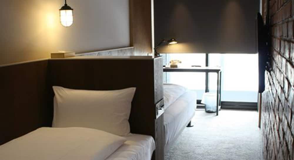 Check Inn Hotel 30/70