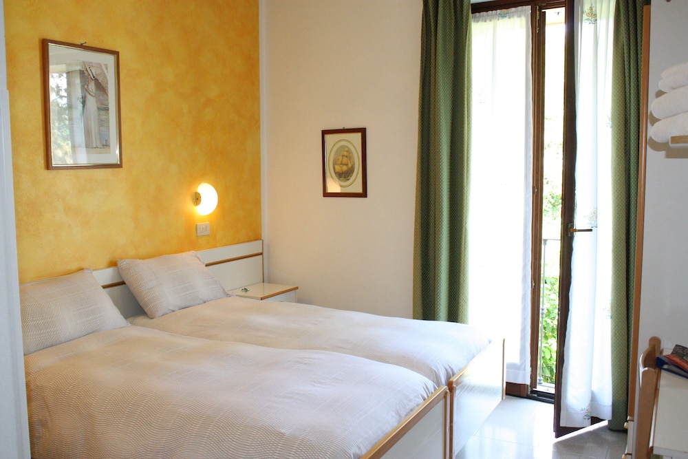 ROOM, DOUBLE BED