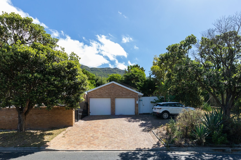 Hout Bay Hilltop 16/23