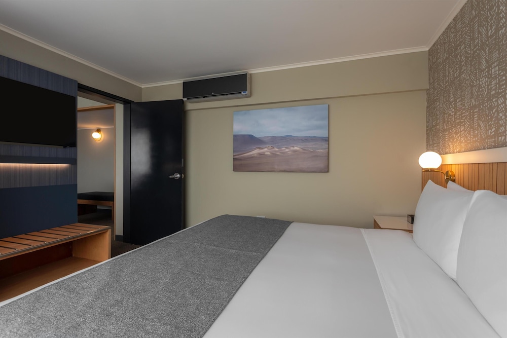 JUNIOR SUITE, KING BED