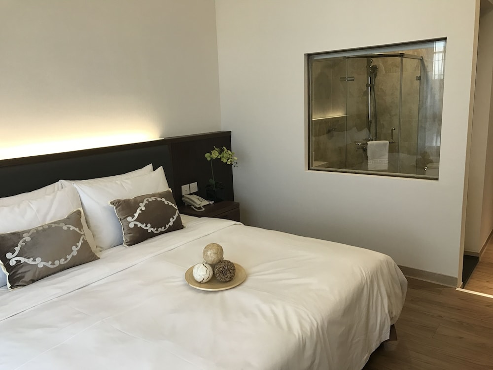 PREMIUM, QUEEN BED