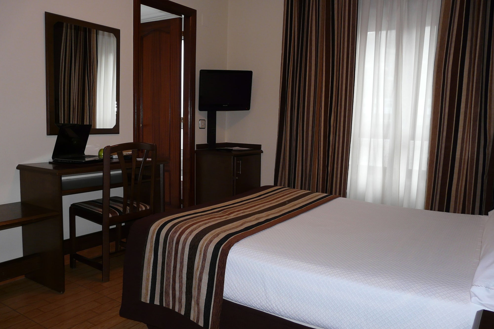 ROOM, DOUBLE BED