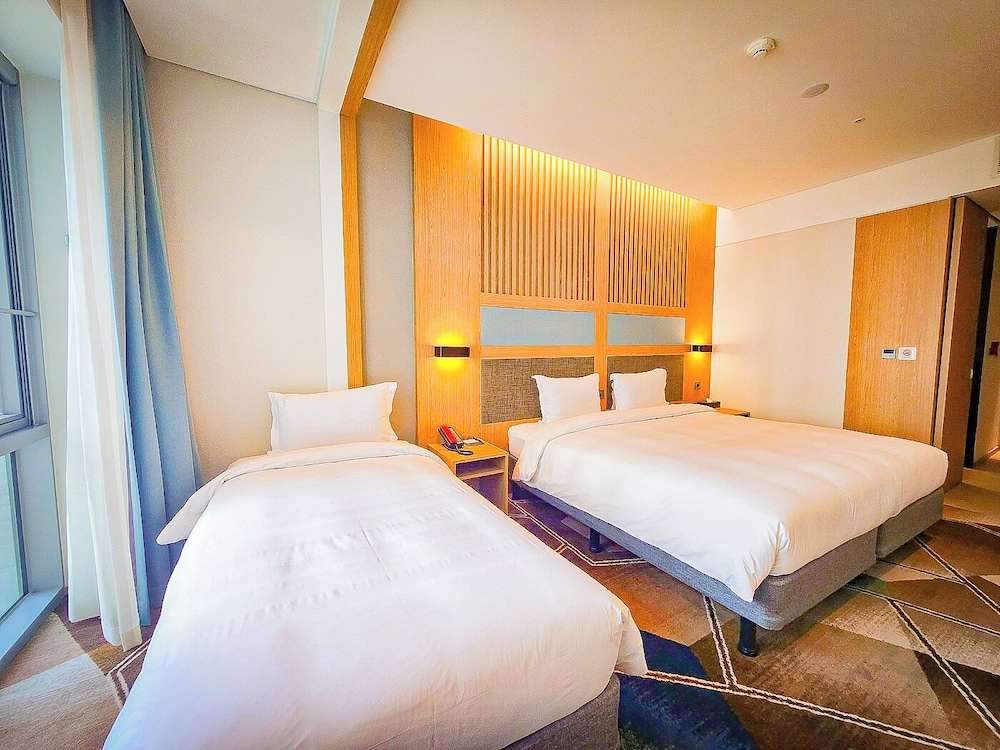 FAMILY, TWIN BEDS
