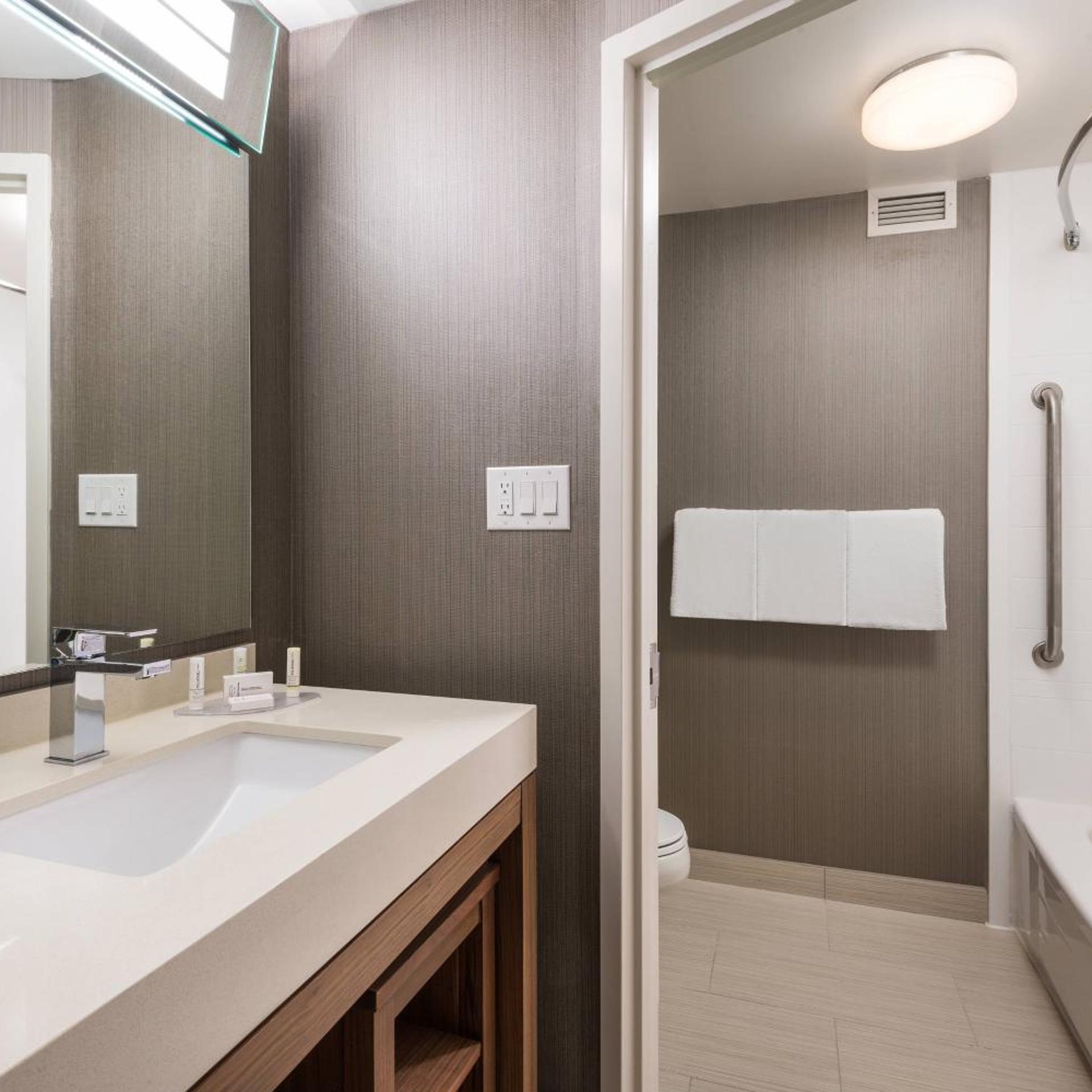 غرفة بسرير كينج وسريرين كوين، Courtyard By Marriott Toronto Vaughan 5/10