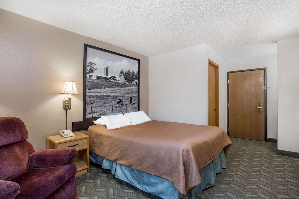 Super 8 by Wyndham Monroe WI 26/54