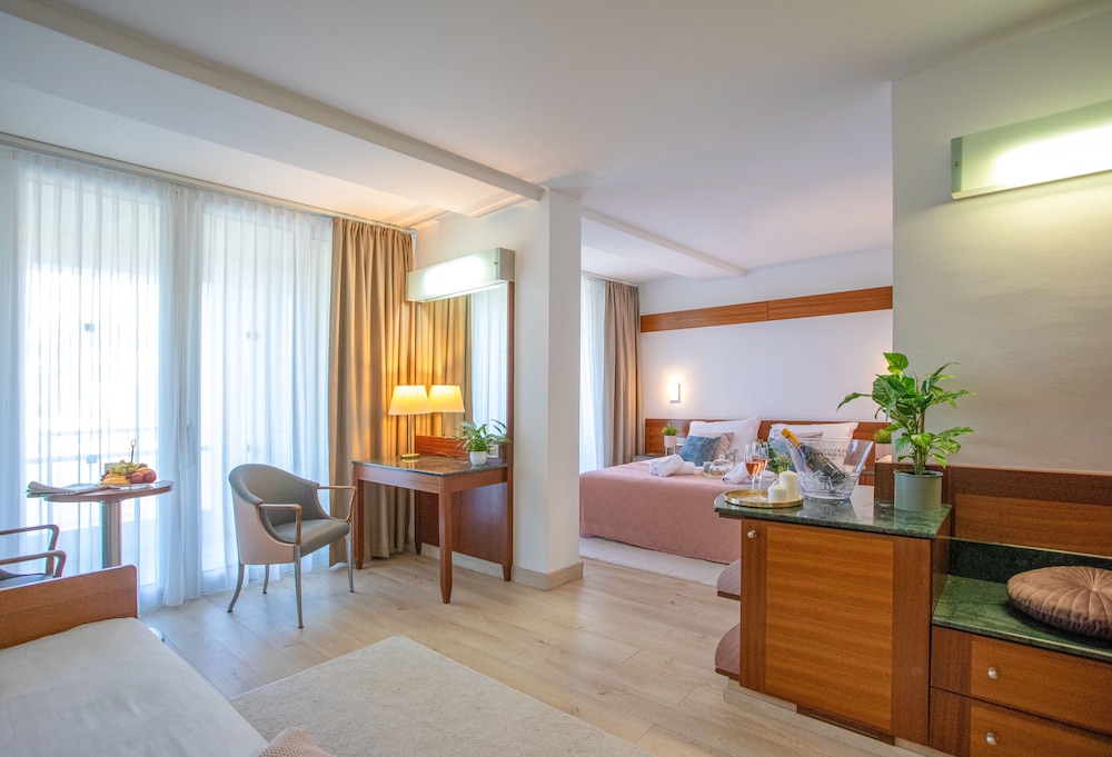 Uvala Hotel 54/72