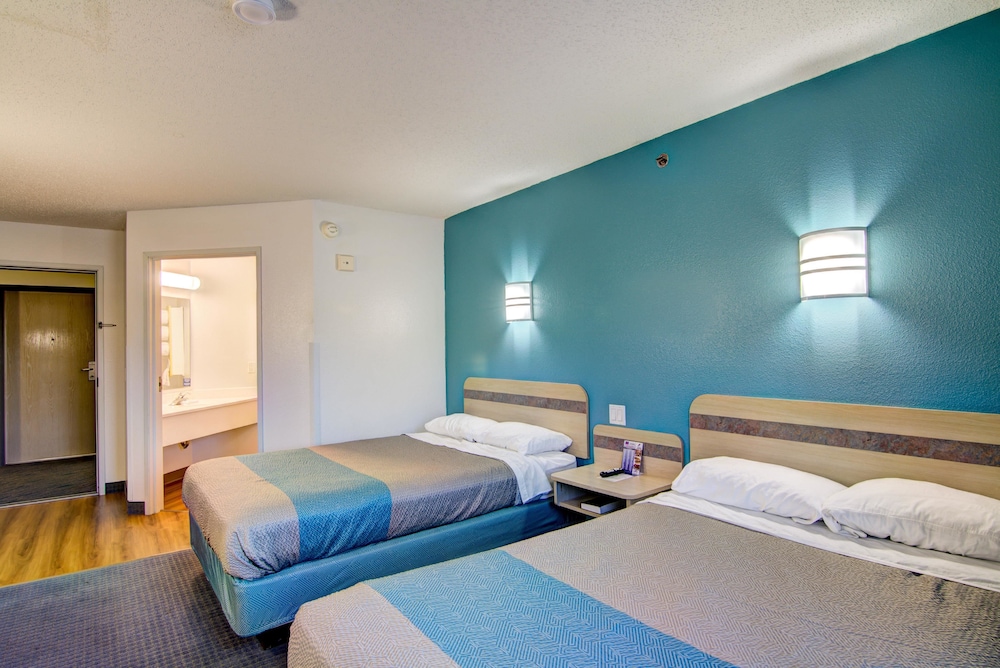 Econo Lodge Menomonie WI 9/15