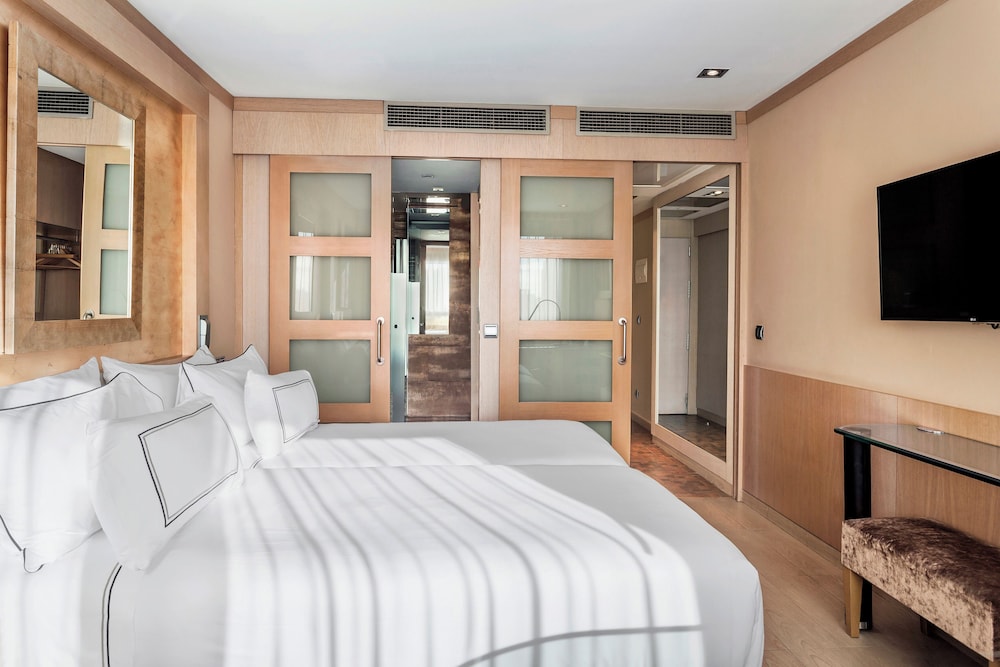 Melia, Twin Beds