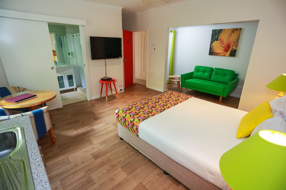PORT DOUGLAS MOTEL 19/73