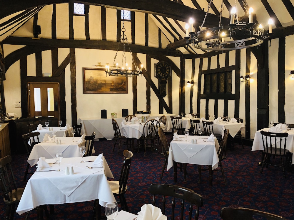 Brook Red Lion Hotel 44/49
