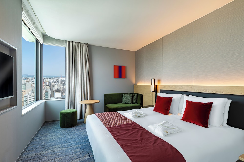 ROOM, DOUBLE BED, CORNER