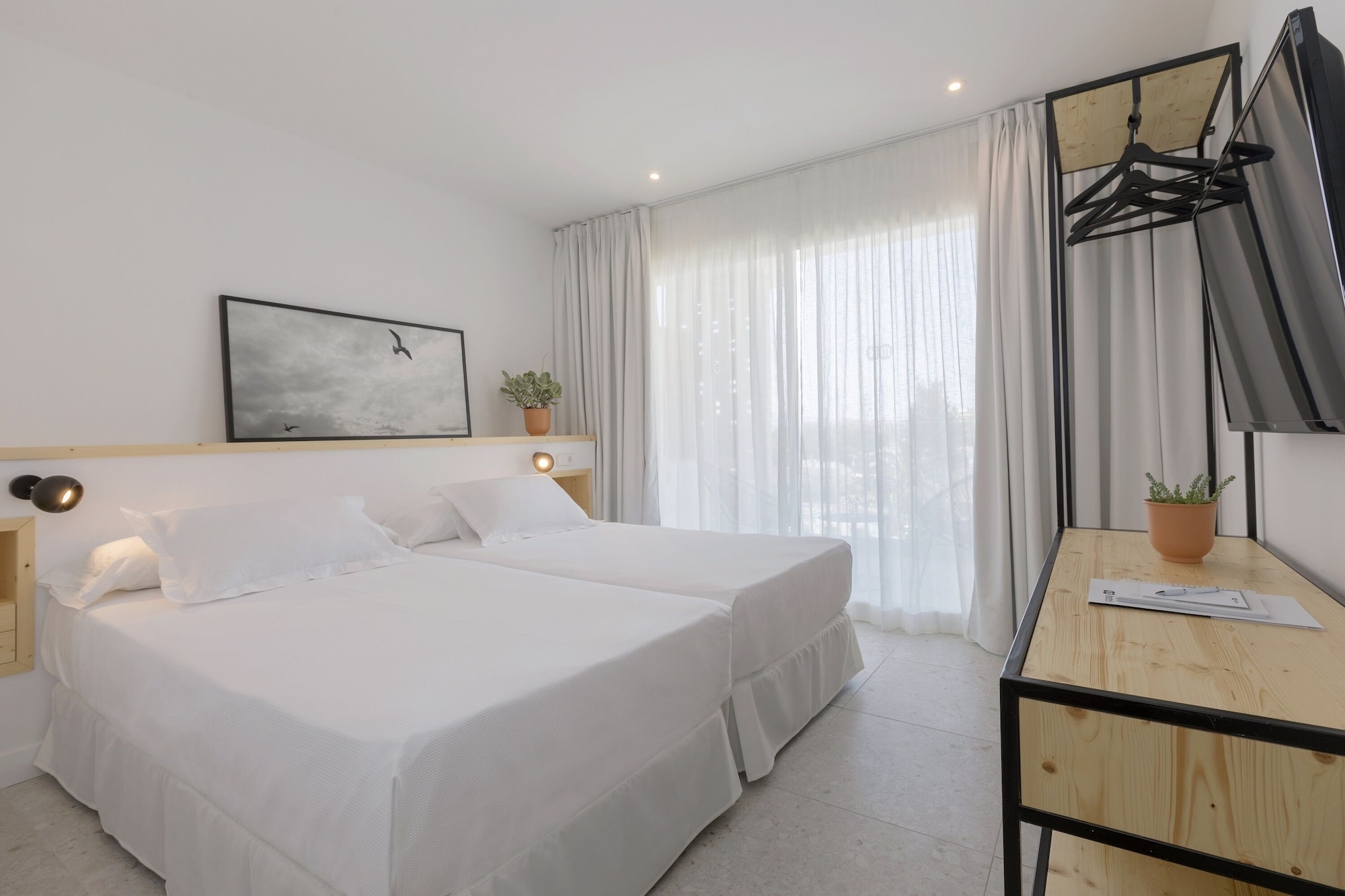 1 BEDROOM, APARTMENT, SINGLE