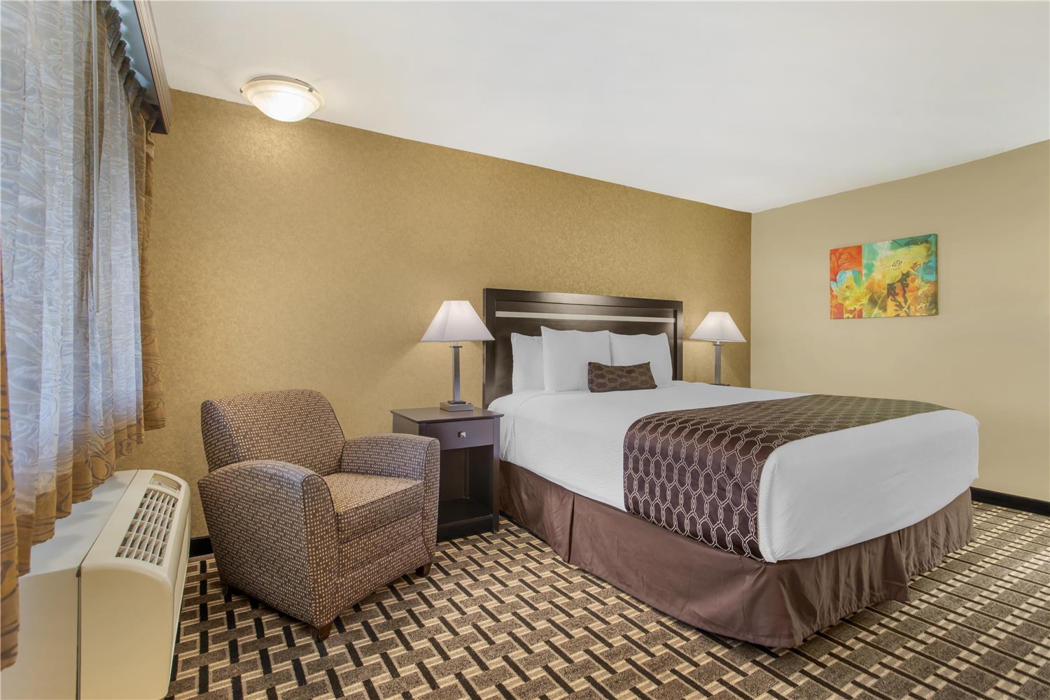 غرفة بسرير كينج يُسمح فيها بالحيوانات الأليفة، Best Western Plus Pleasanton Inn 2/8