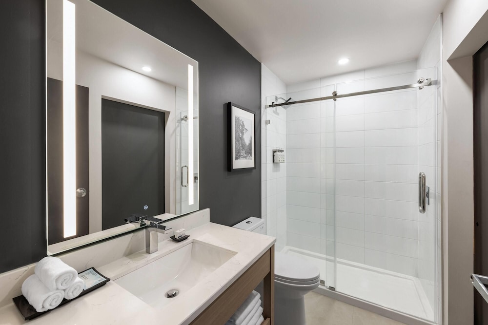 La Quinta Inn & Suites by Wyndham Kelowna BC 50/51