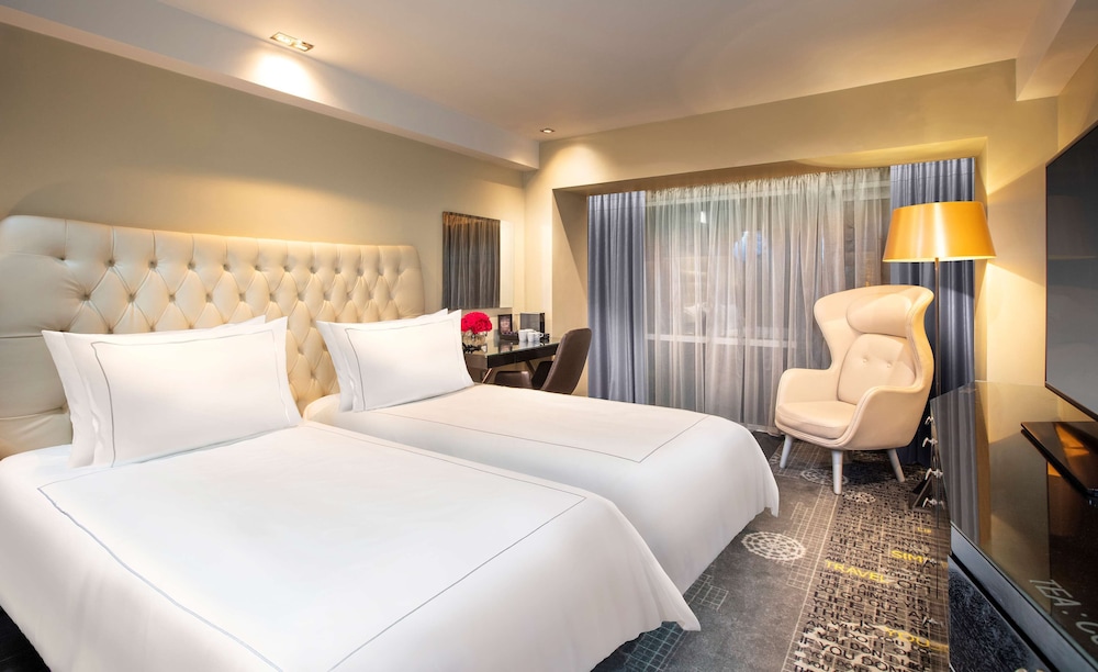 DELUXE, TWIN BEDS, SOFA