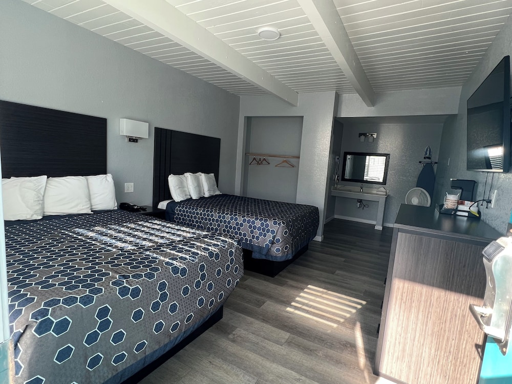 Sea Garden Motel 24/63