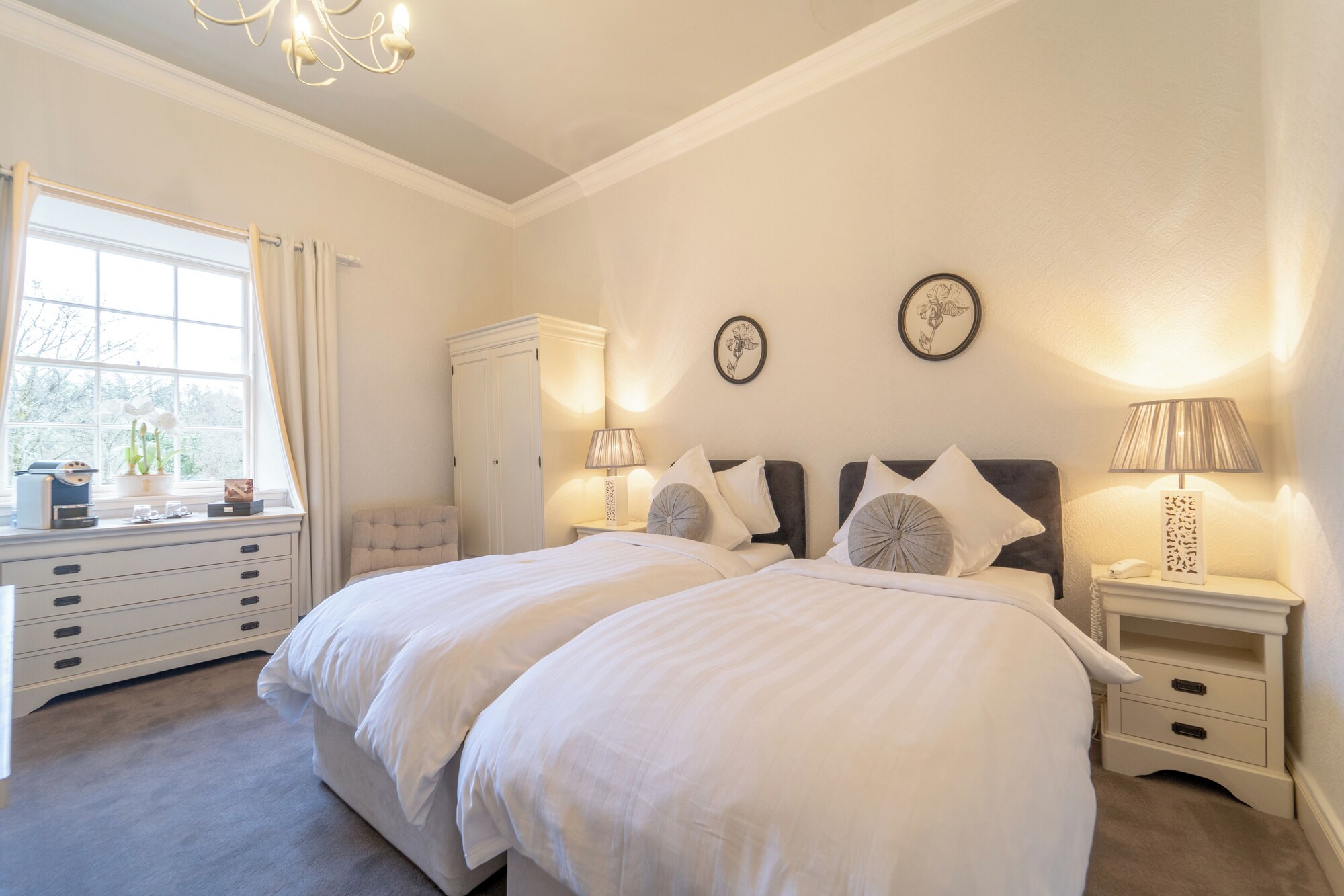 ROOM, TWIN BEDS