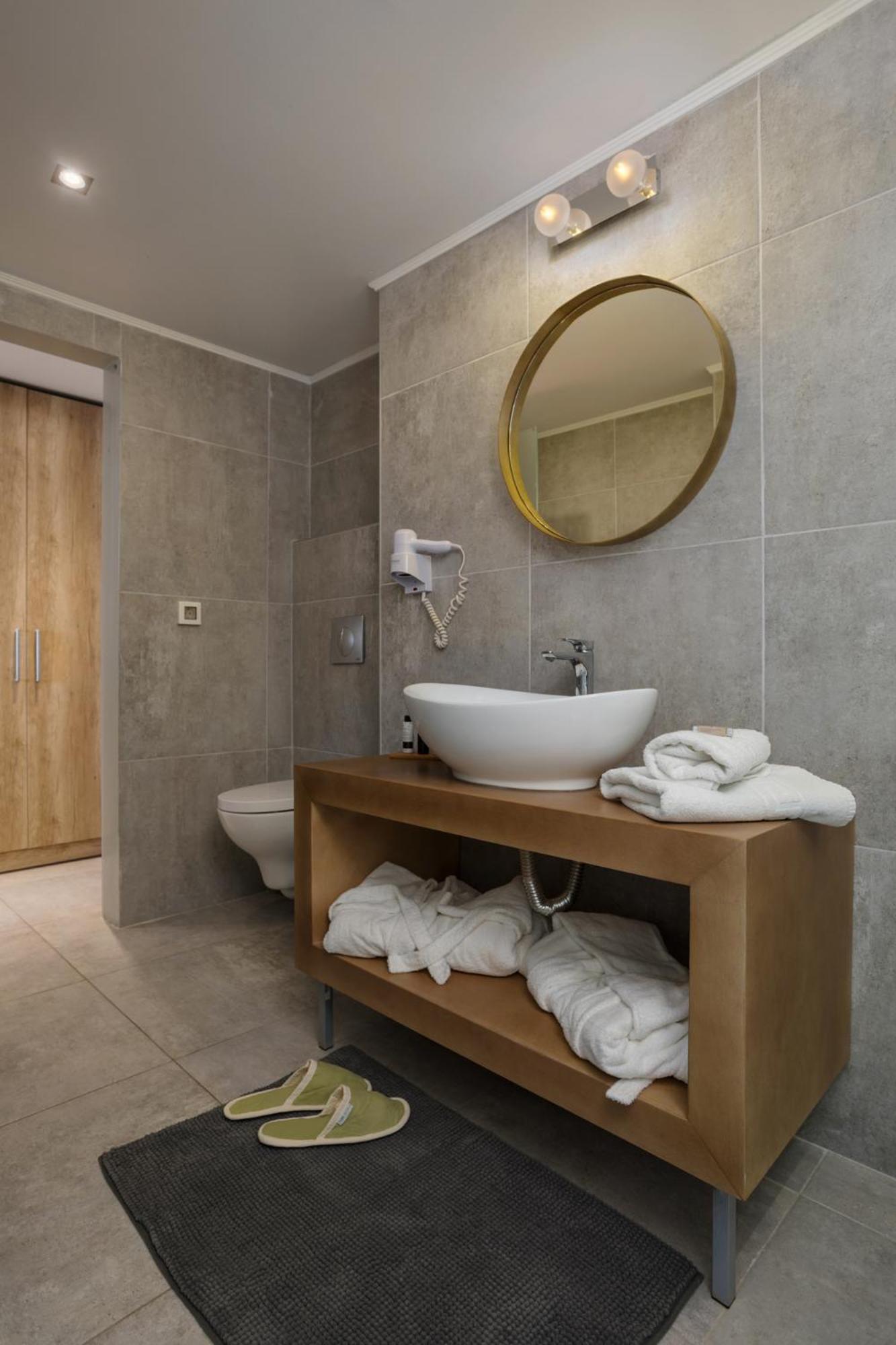 VenusHotel and Suites 50/50