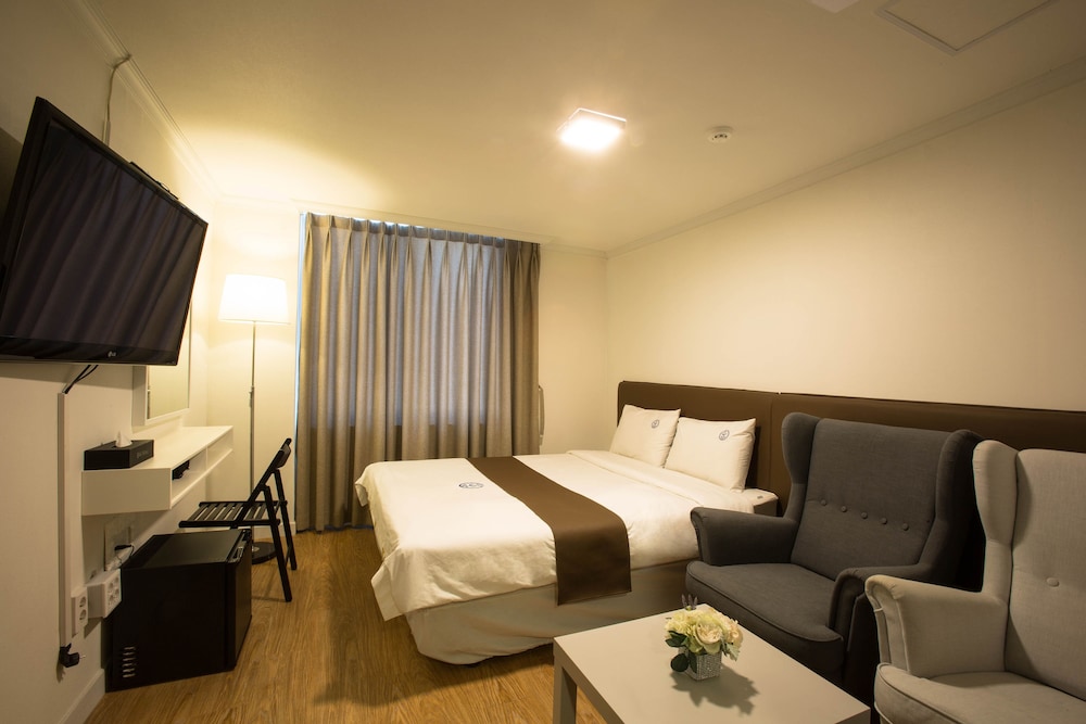 Hillside Hotel 5/43