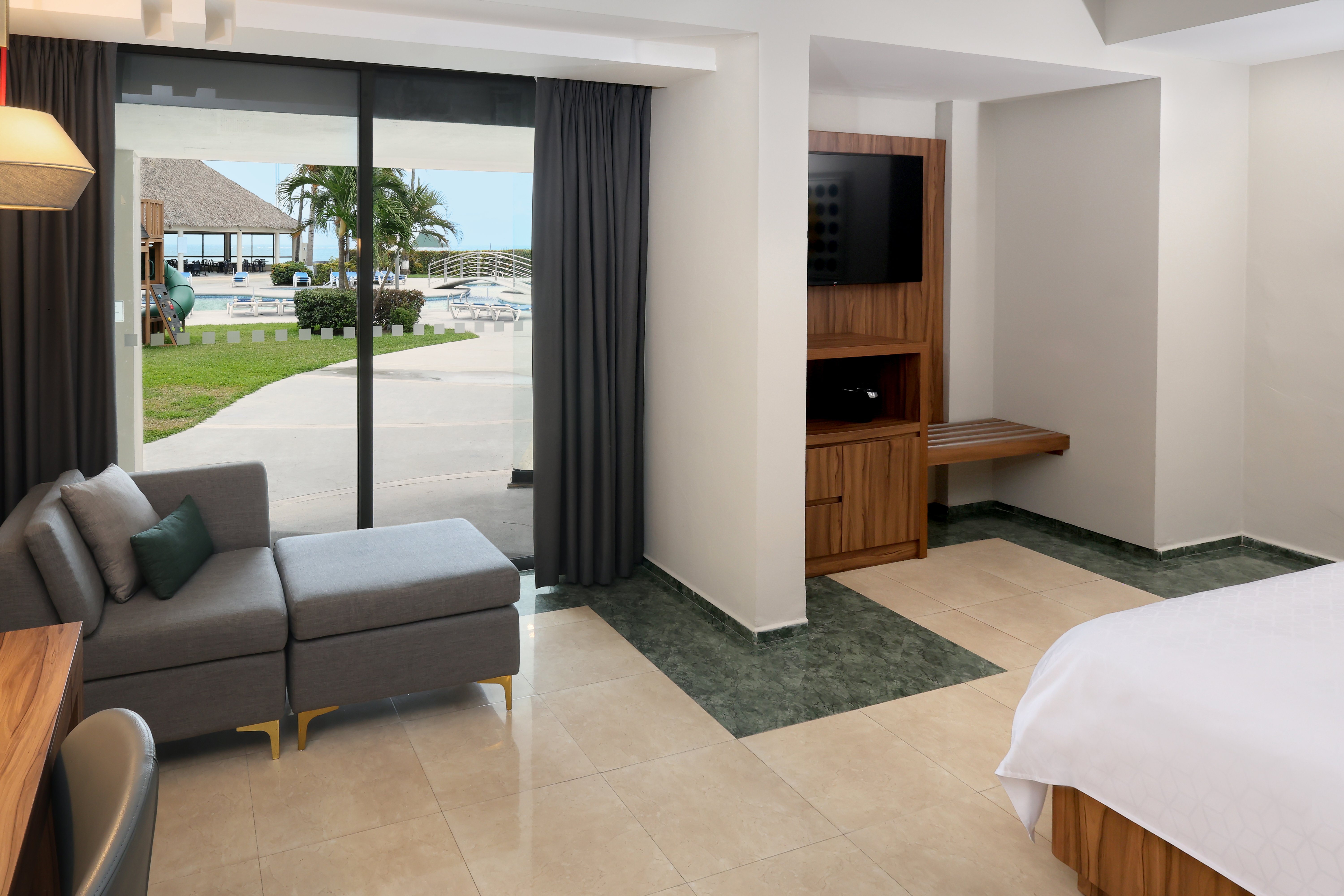 Room, King Bed, Pool Side