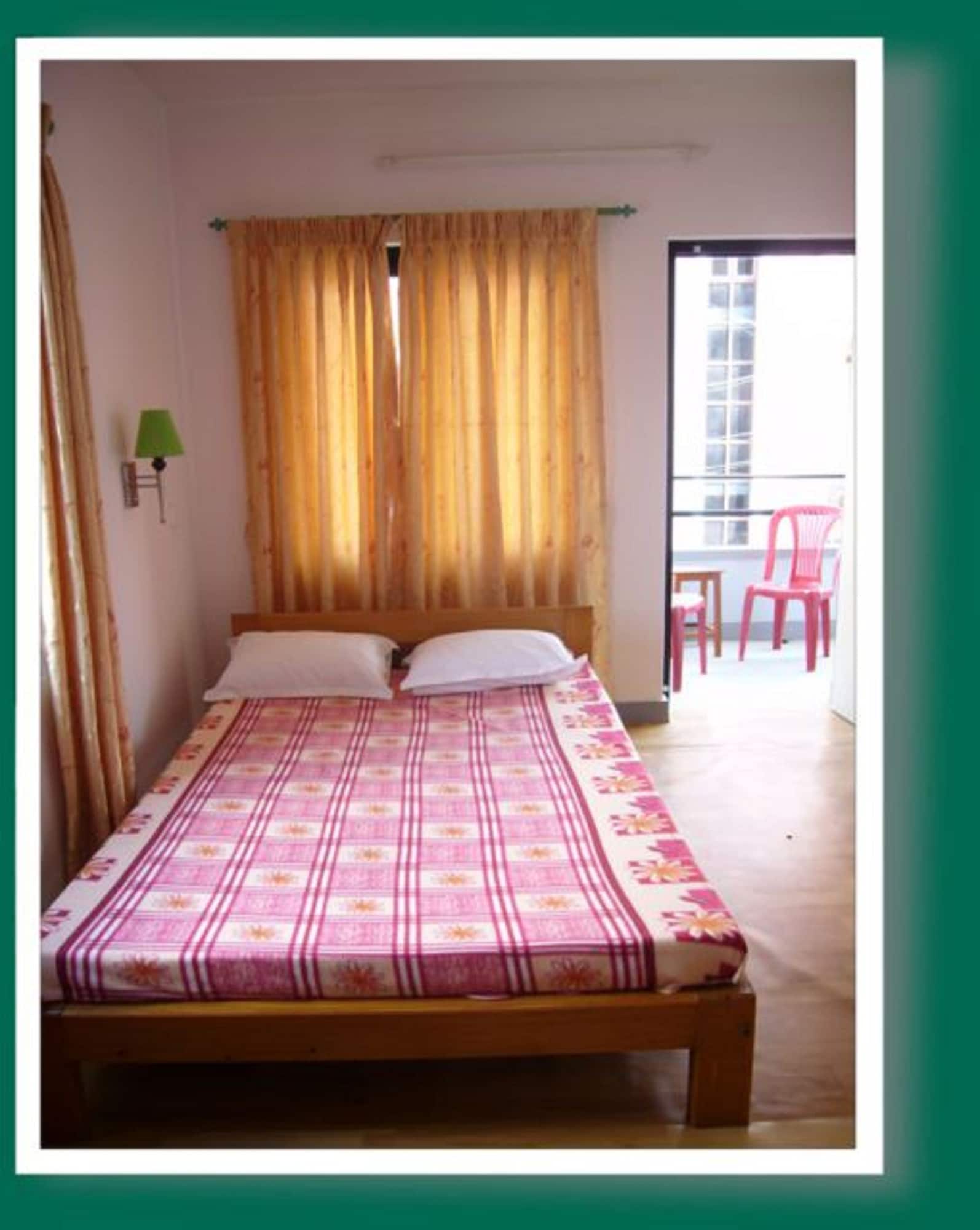 DELUXE, DOUBLE OR TWIN BED, MOUNTAIN VIEW