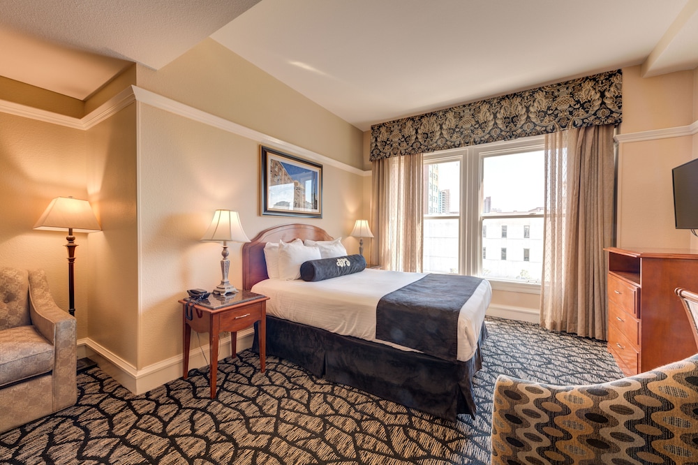 JUNIOR SUITE, STUDIO, QUEEN BED, CITY VIEW, SOFA, ACCESSIBLE