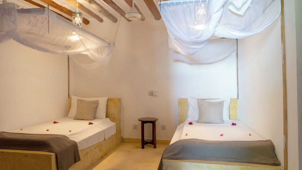 Raha Lodge 6/42