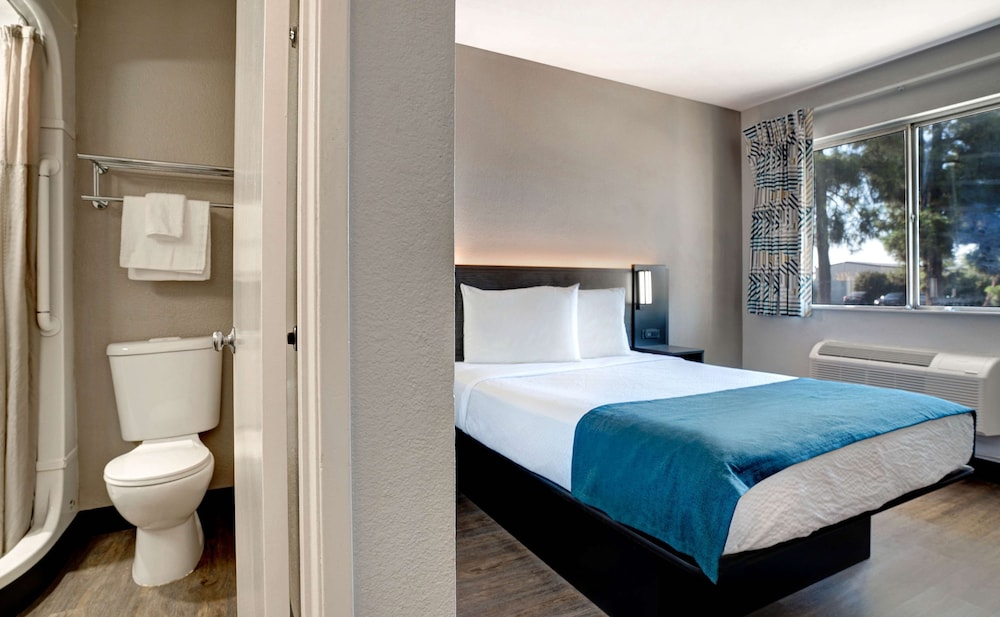 Motel6 Bakersfield, CA - South 21/54
