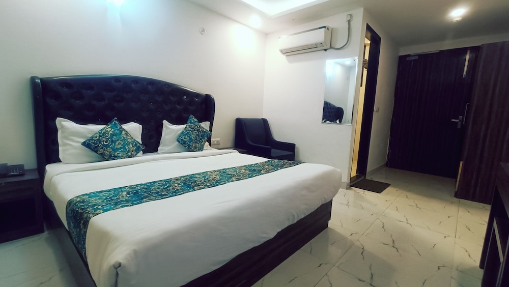 DELUXE, DOUBLE BED