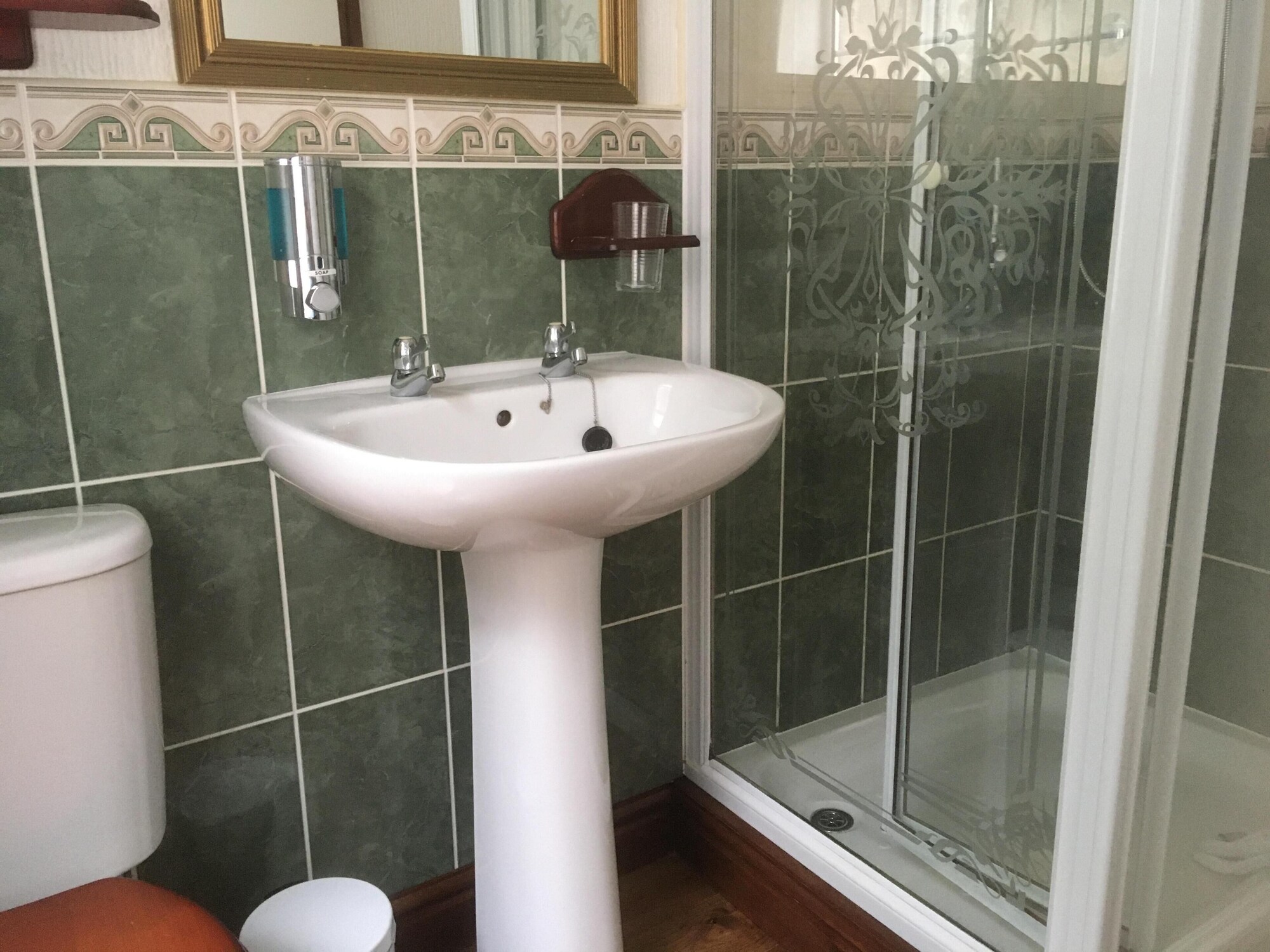 غرفة مفردة بسرير فردي بمطبخ صغير، Grove House Guest House 3/3