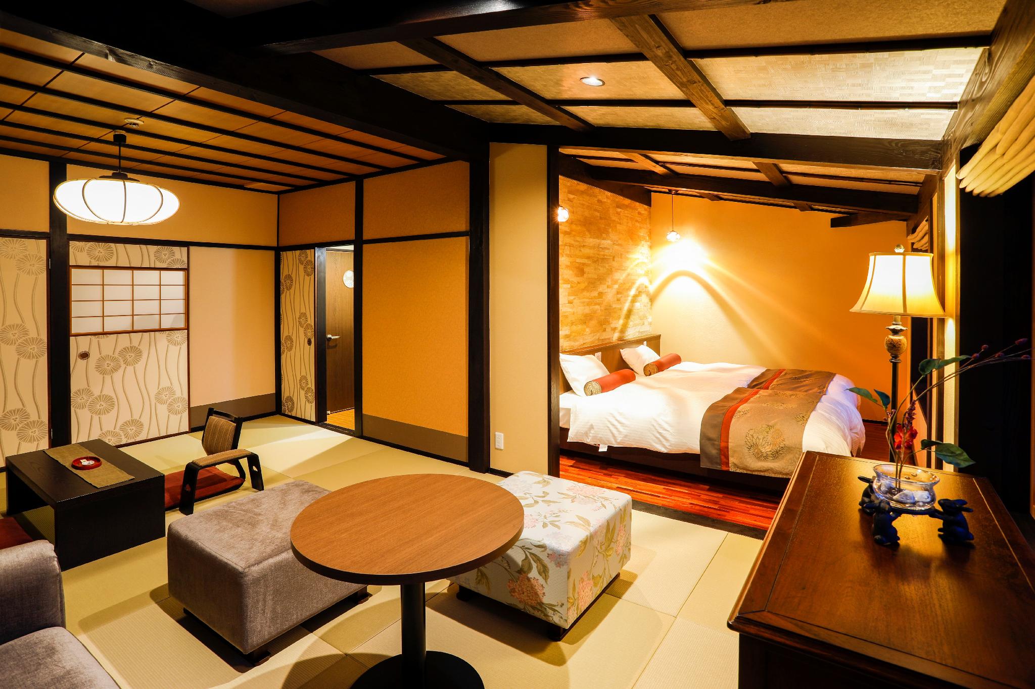 Hollywood, Twin Beds, Living Area