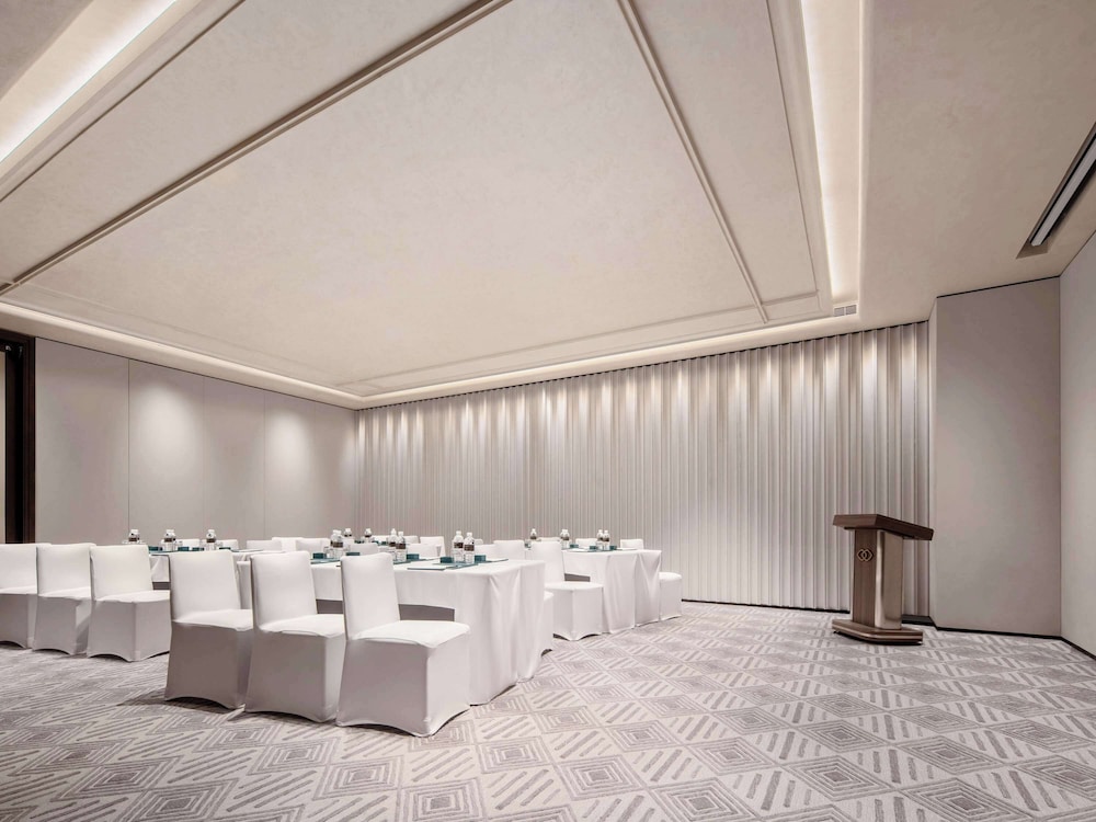 Sofitel Shanghai North Bund 52/60