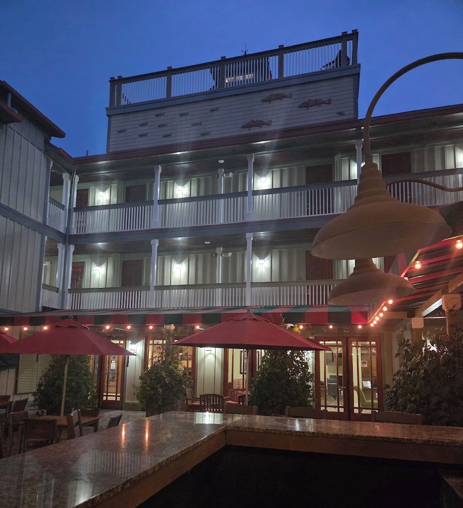 Inlet Sports Lodge 1/50