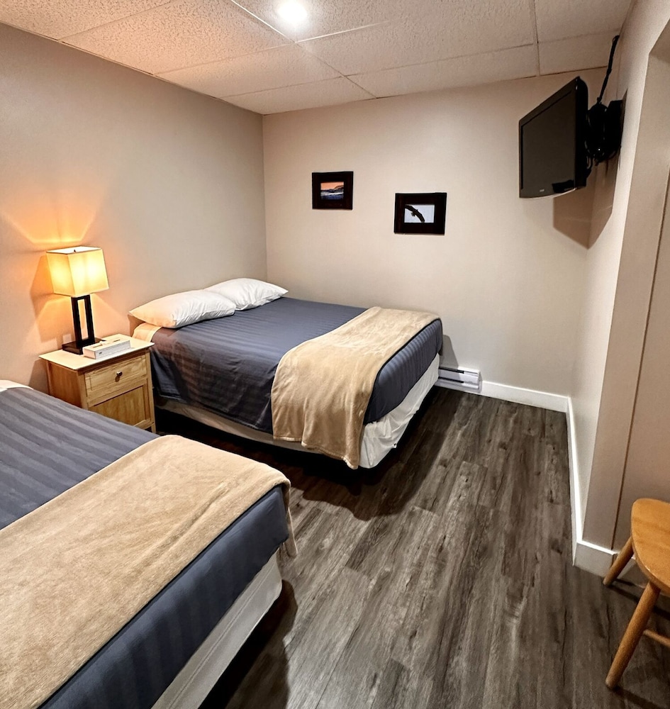 2 Bedrooms, Suite, 2 Double and Twin Beds