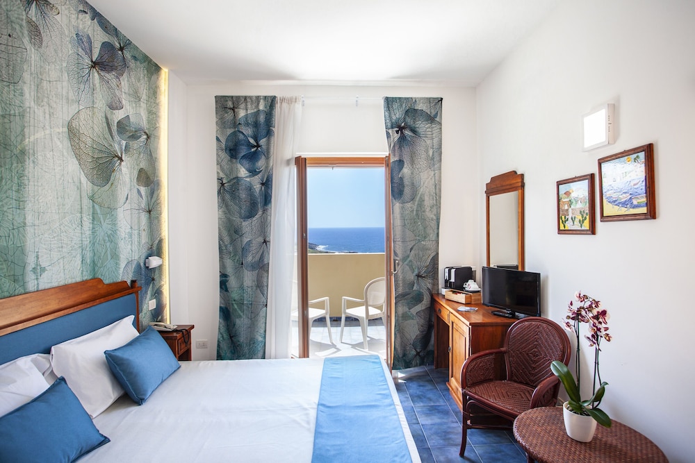 Qalea Pantelleria 10/42