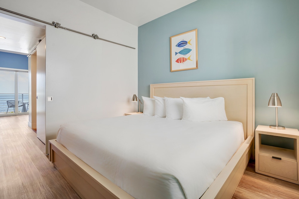 Suite, King Bed, Ocean Front, Sofa, Accessible