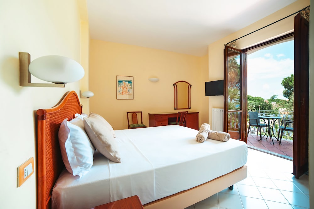 ECONOMY, QUEEN BED