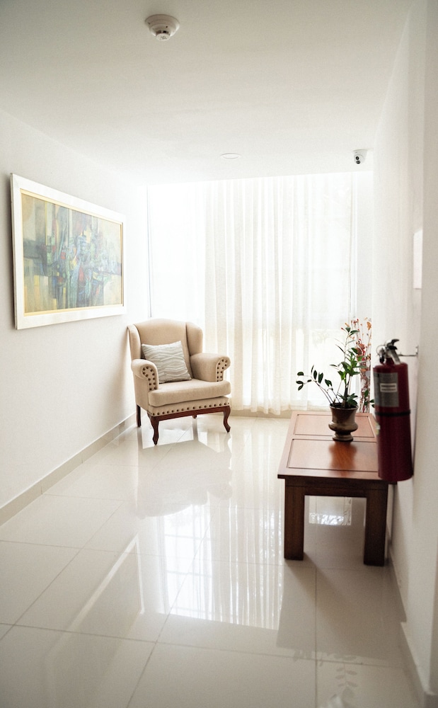 Cataleya Hotel 30/50