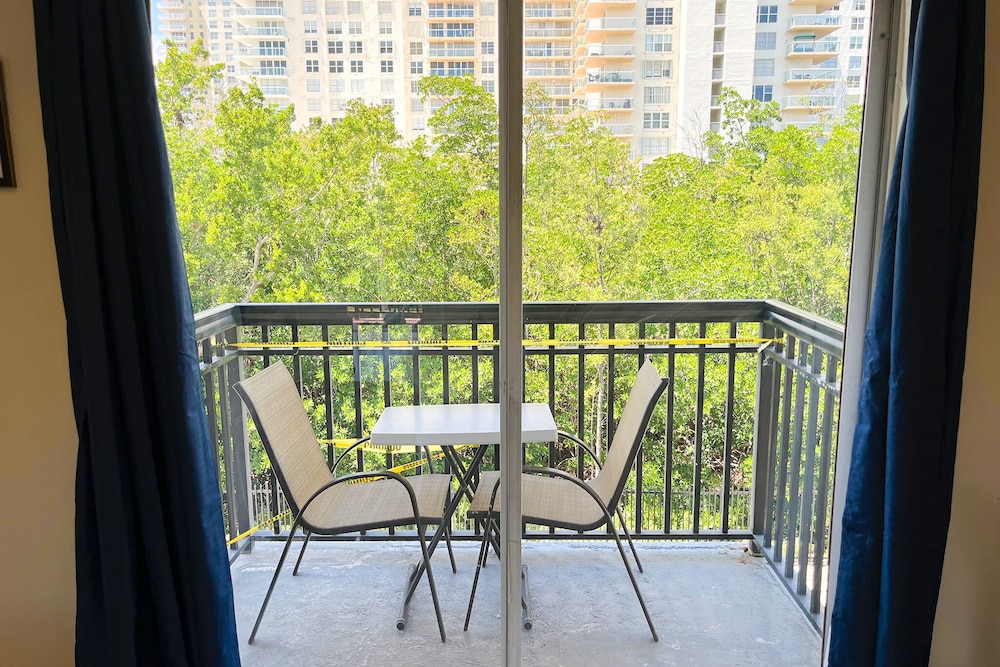 Sunny Isles Apartments 54/73