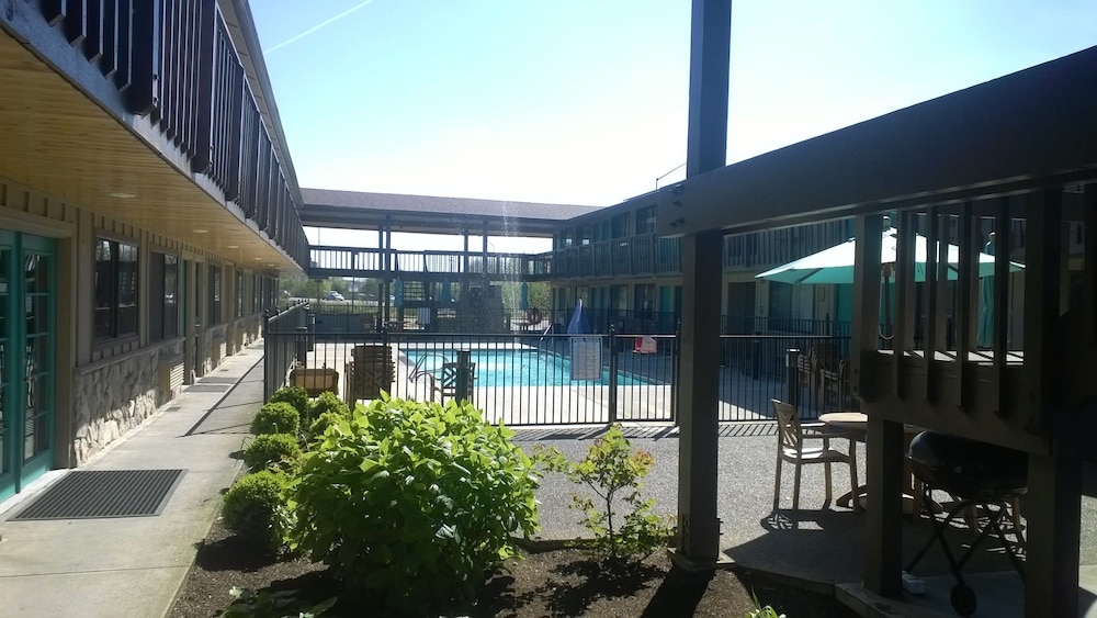 PepperTree Inn 7/67