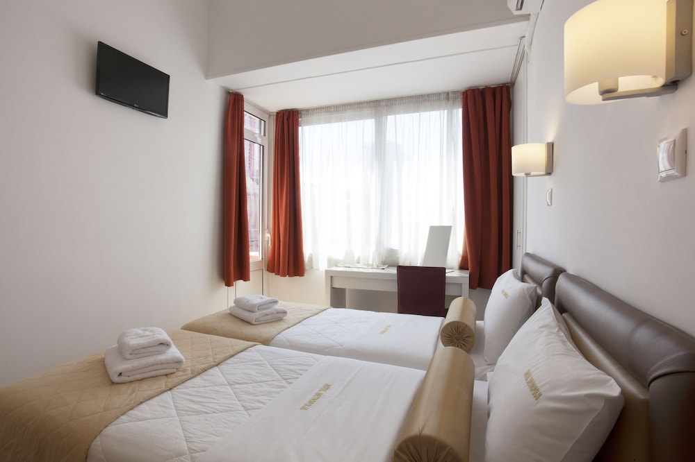Metropolis Hotel 13/46