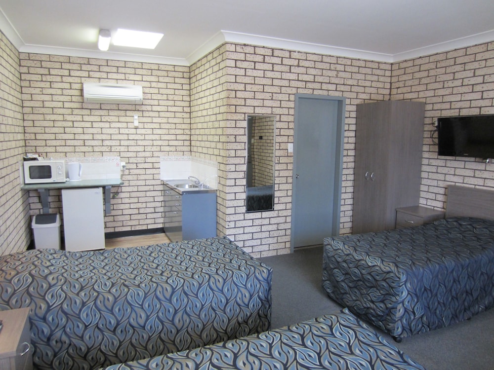 COWRA CREST MOTEL 34/50