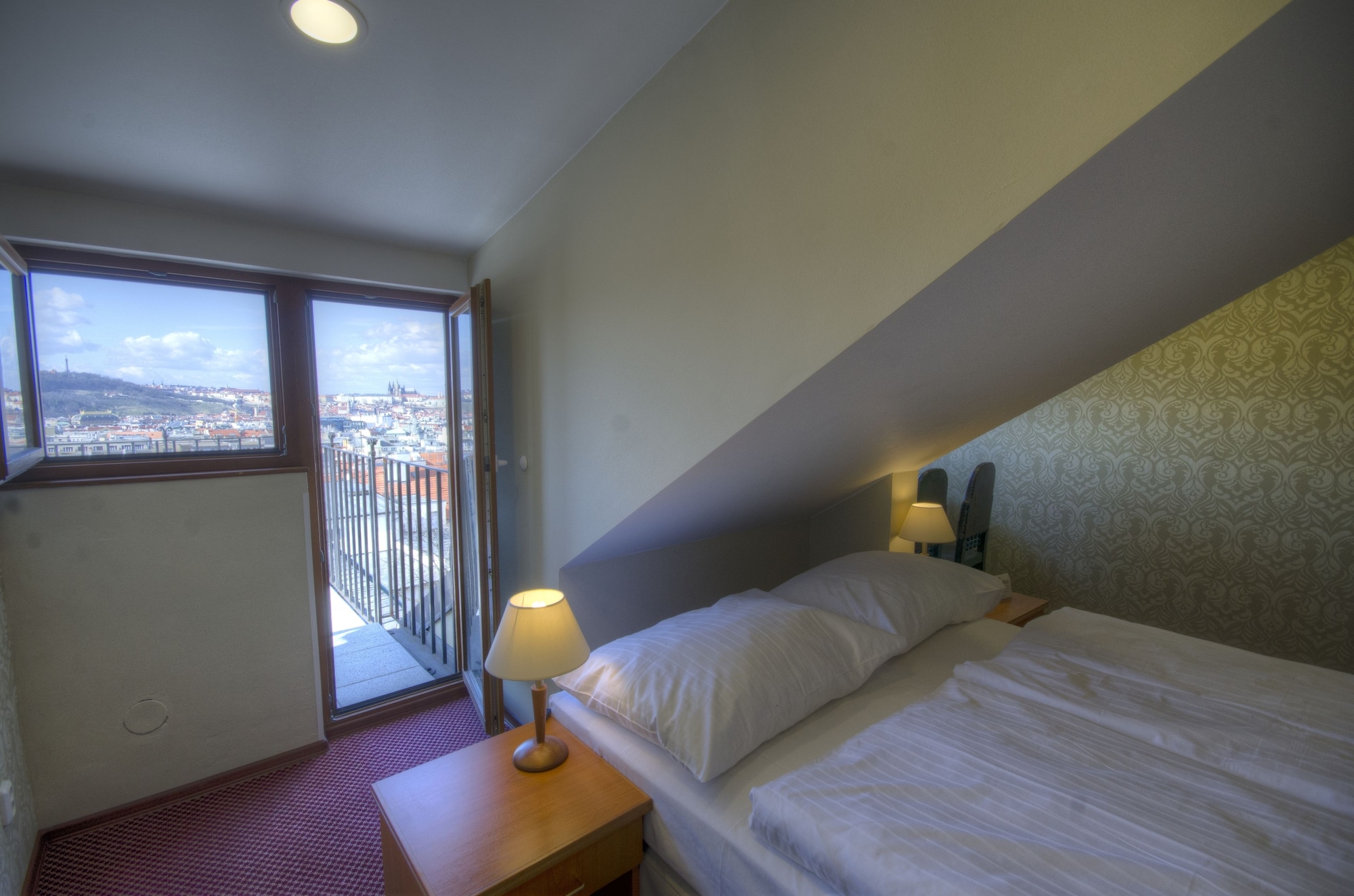 ROOM, DOUBLE OR TWIN BED