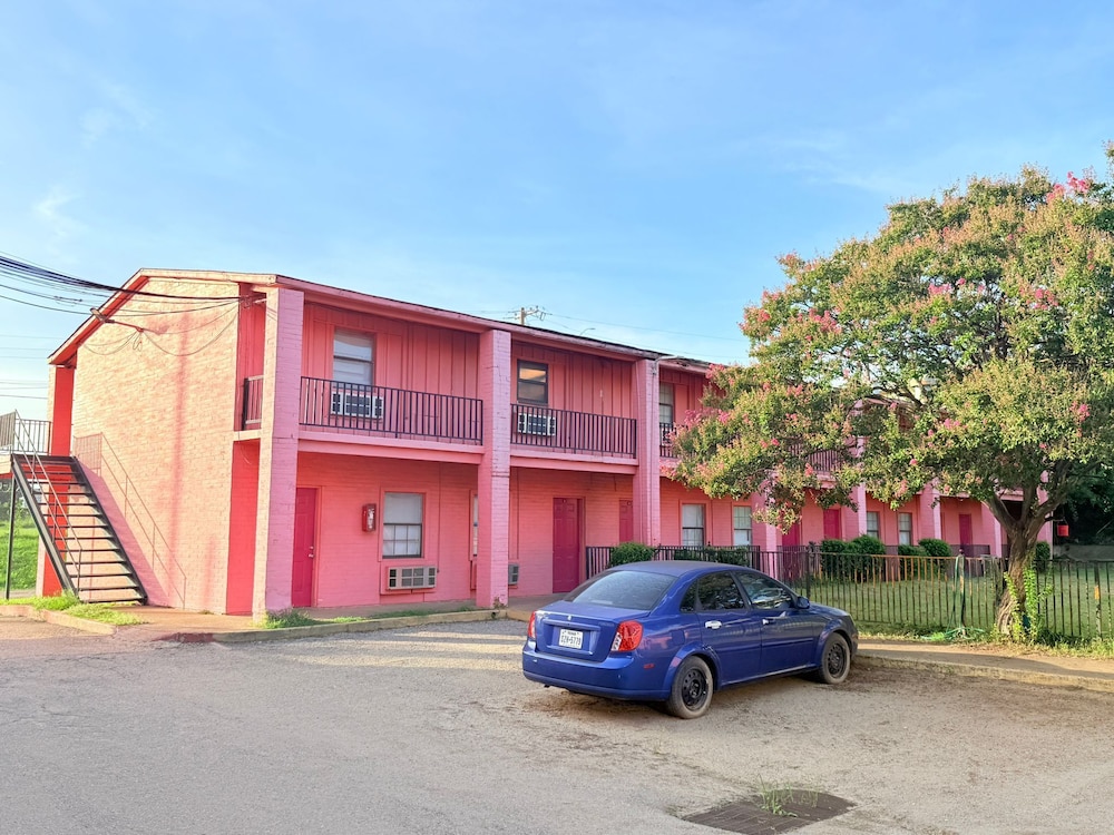 Way Side Inn by Hotel O Dallas near Fair Park Downtown 27/30