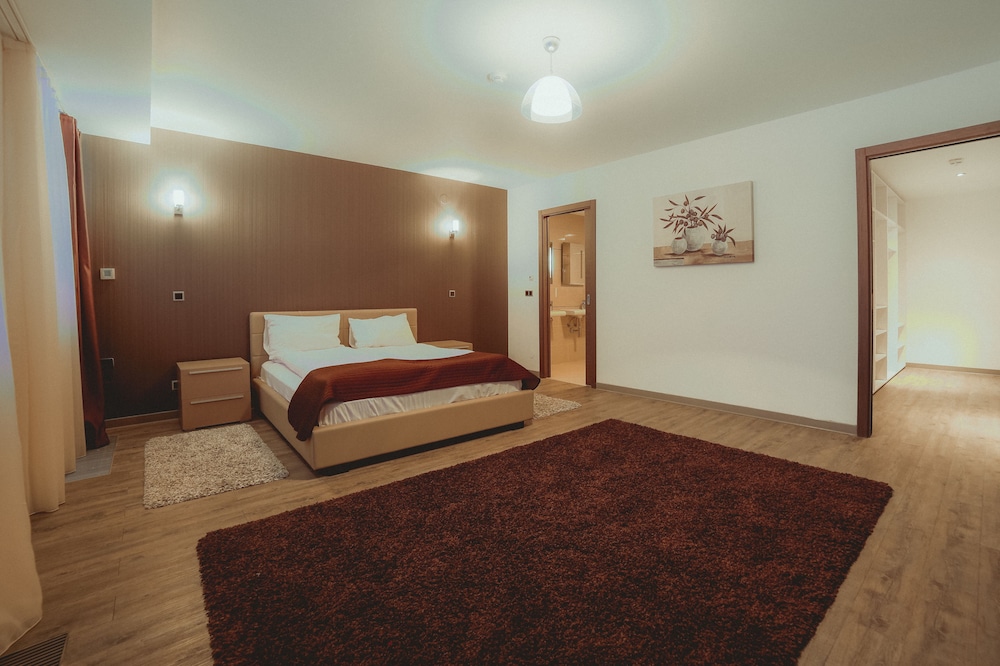 SUPERIOR, QUEEN BED