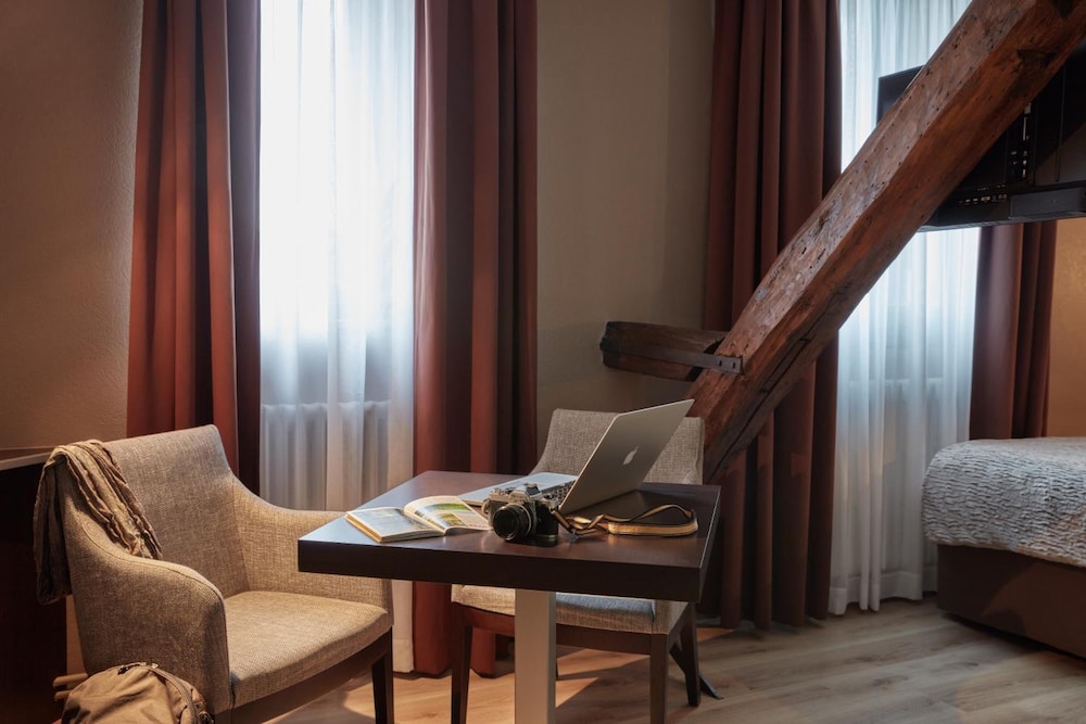 Ashley Hotel 40/50