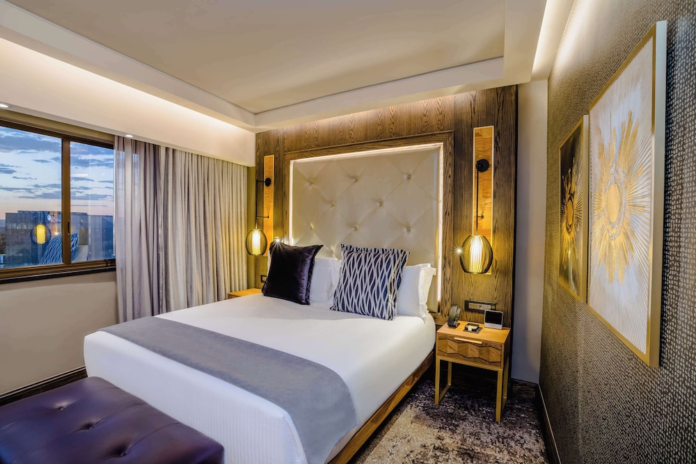 Sandton, Tower, Deluxe, Suite, King Bed, Club Floor