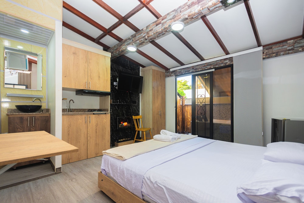 DELUXE, DOUBLE BED