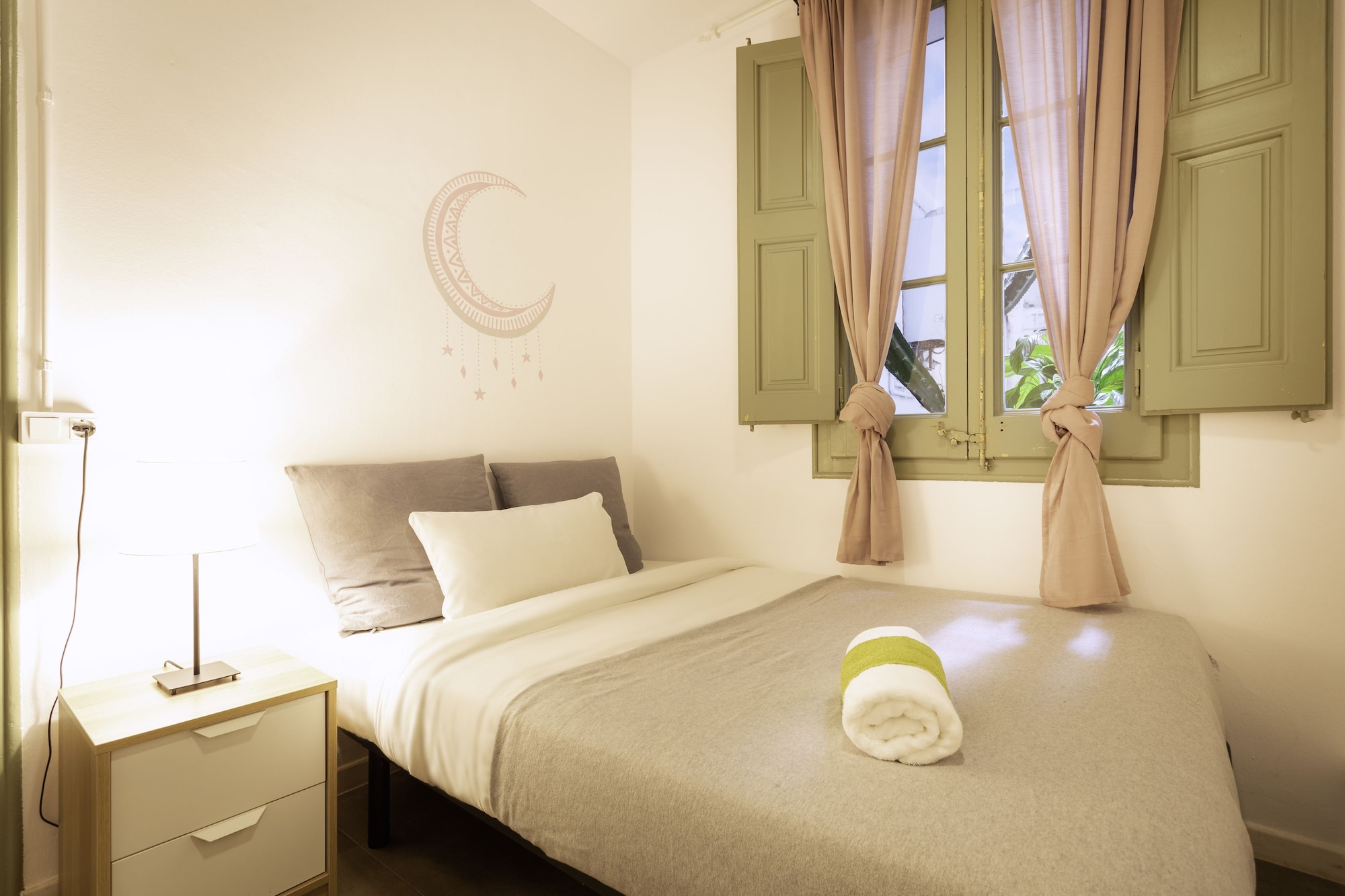 ROOM, SINGLE, SHARED BATHROOM