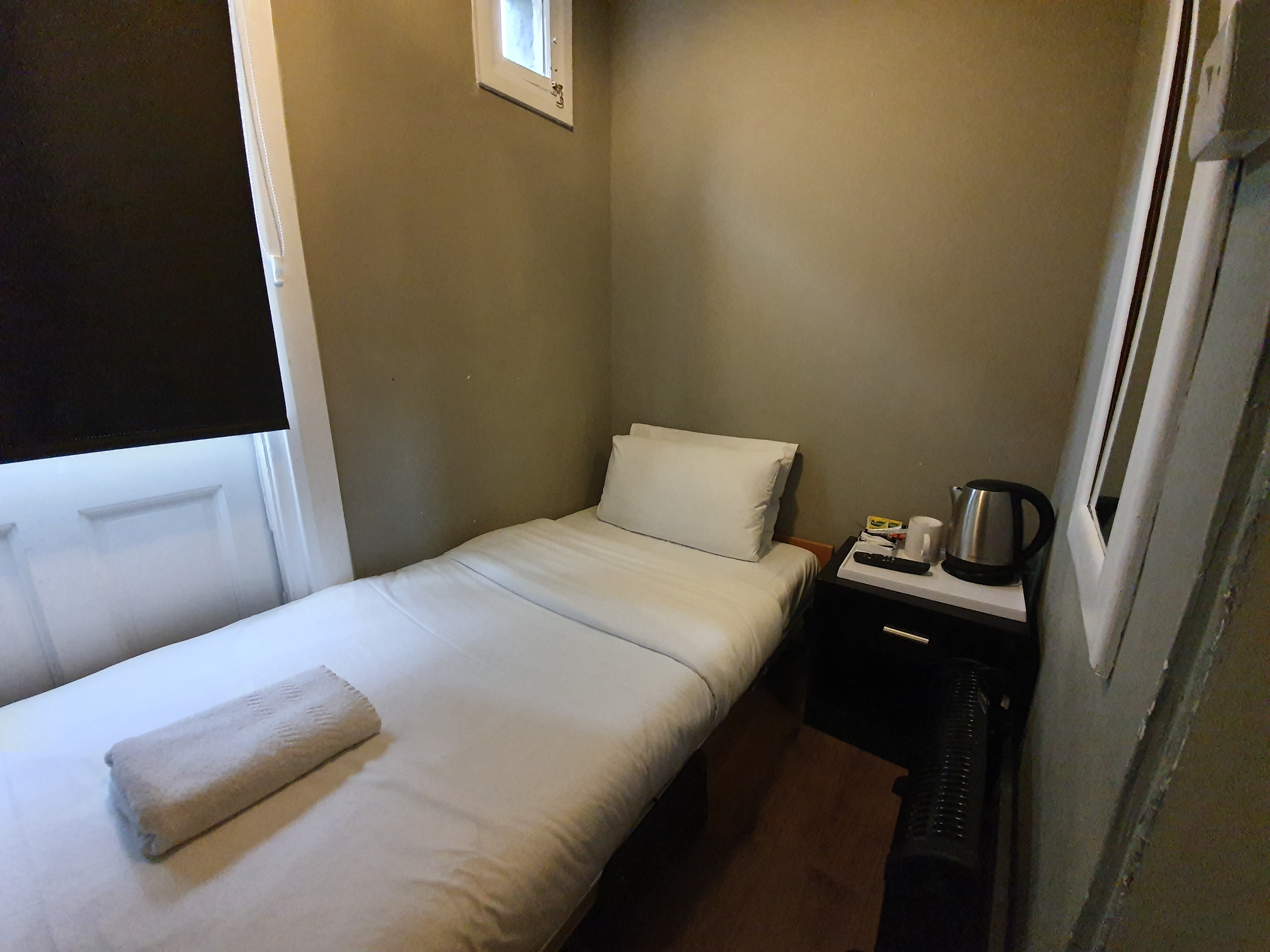 ROOM, SHARED BATHROOM, SMALL